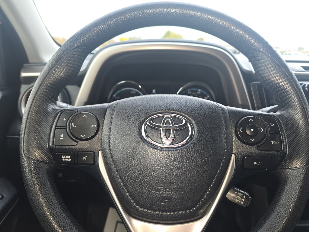 Used 2018 Toyota RAV4 LE image 14