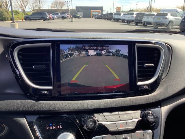 Used 2025 Chrysler Pacifica Select image 20