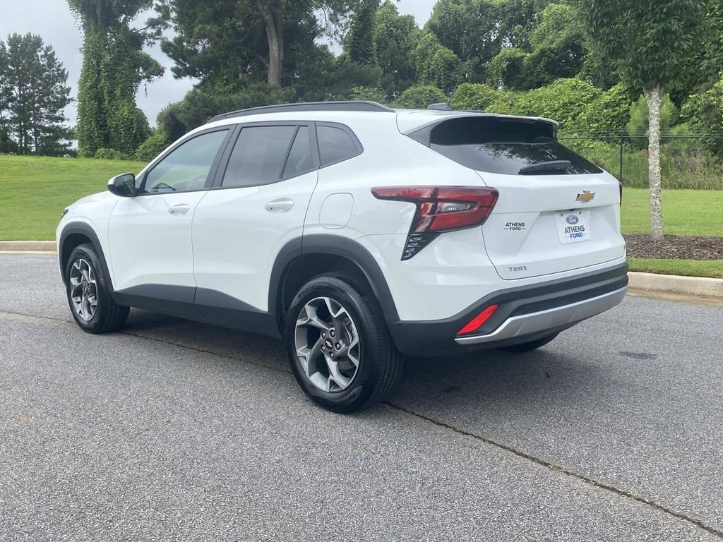 Used 2025 Chevrolet Trax LT FWD image 8