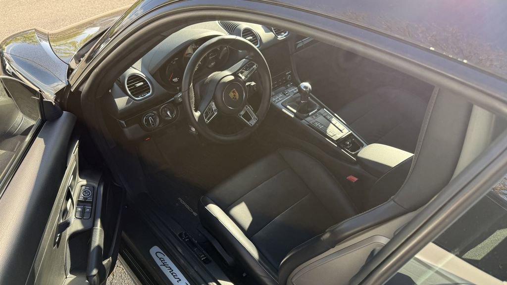 Used 2021 Porsche 718 Cayman RWD image 2