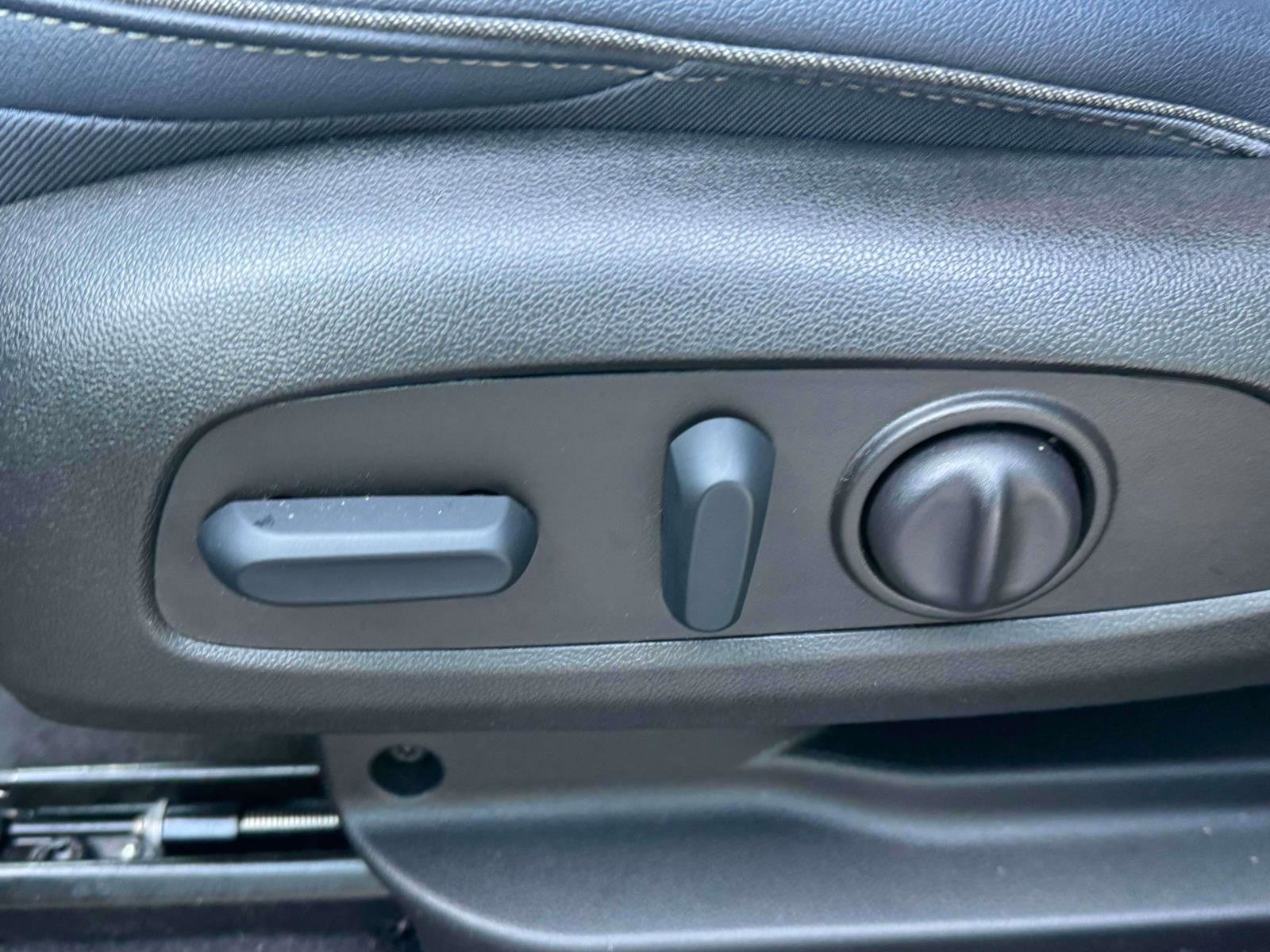 Used 2022 Chevrolet Bolt EUV LT w/ Convenience Package image 17