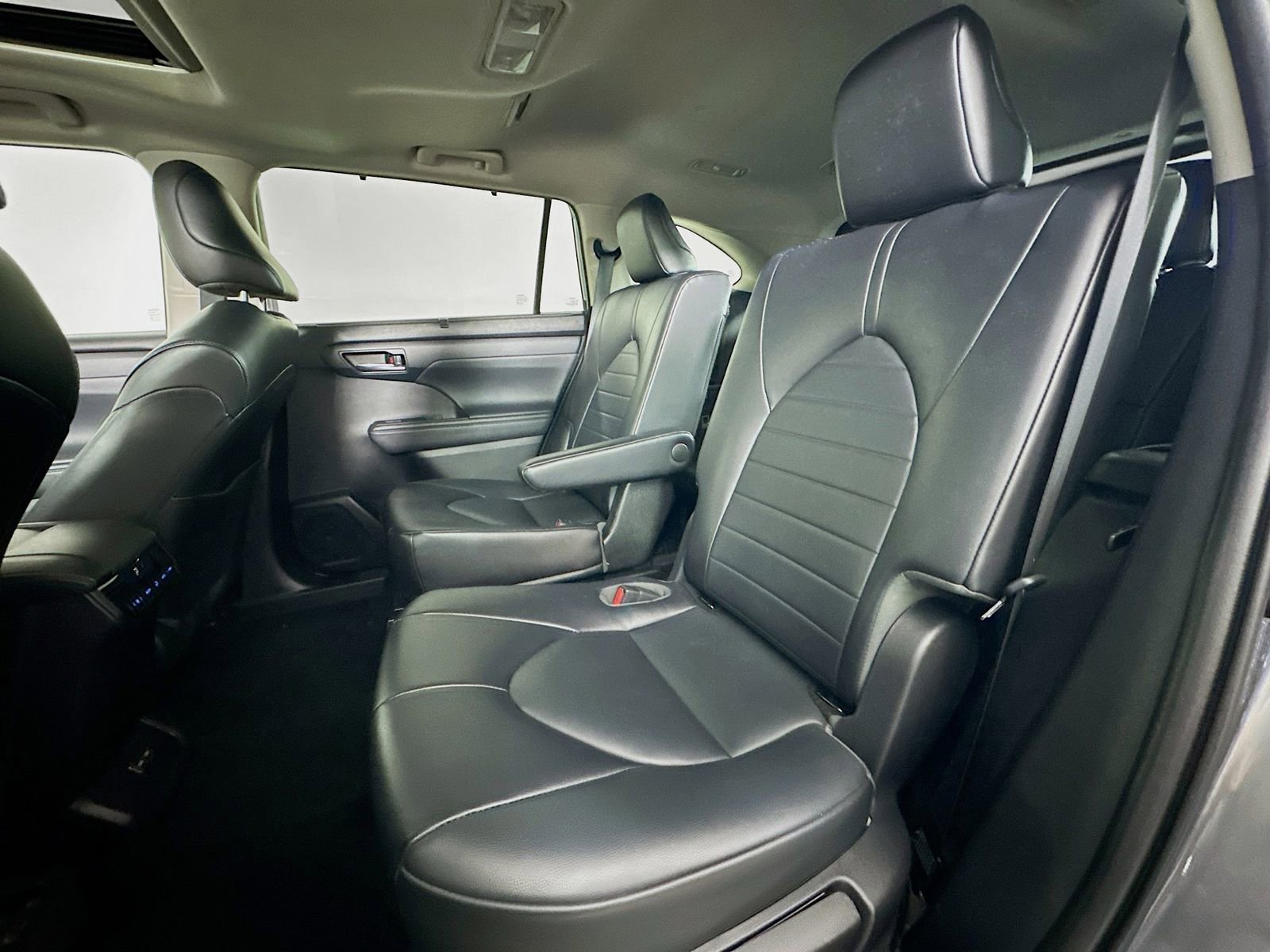 Used 2022 Toyota Highlander XLE AWD/4WD image 26