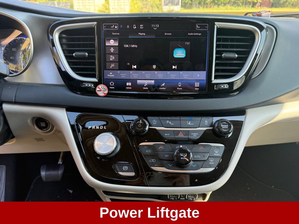 Used 2023 Chrysler Pacifica Touring-L FWD image 17