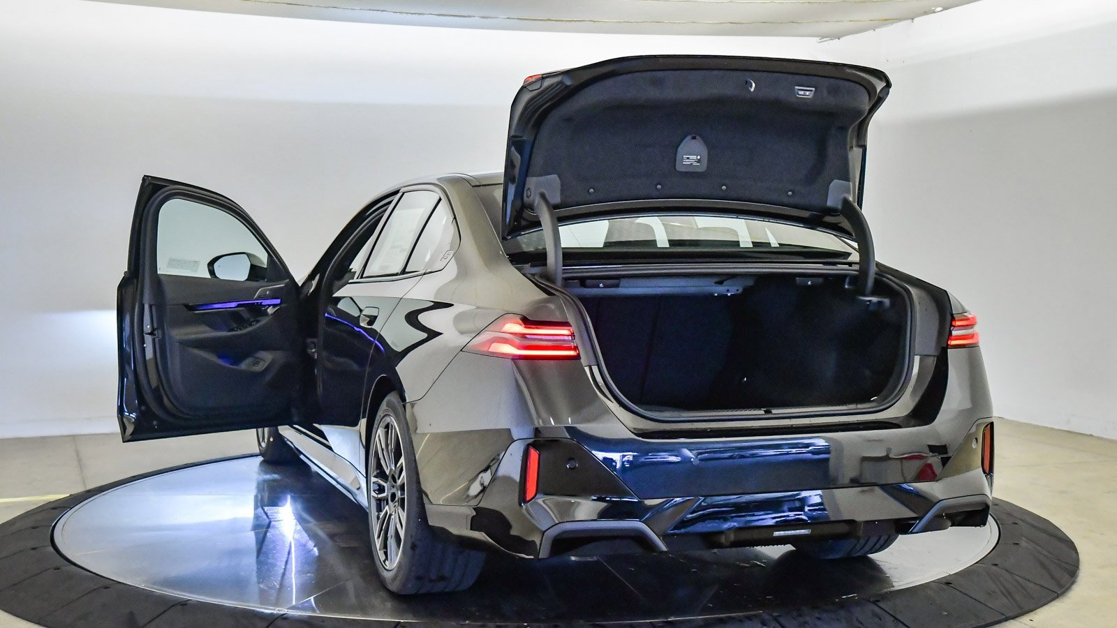 New 2026 BMW 550e xDrive w/ Executive Package image 30