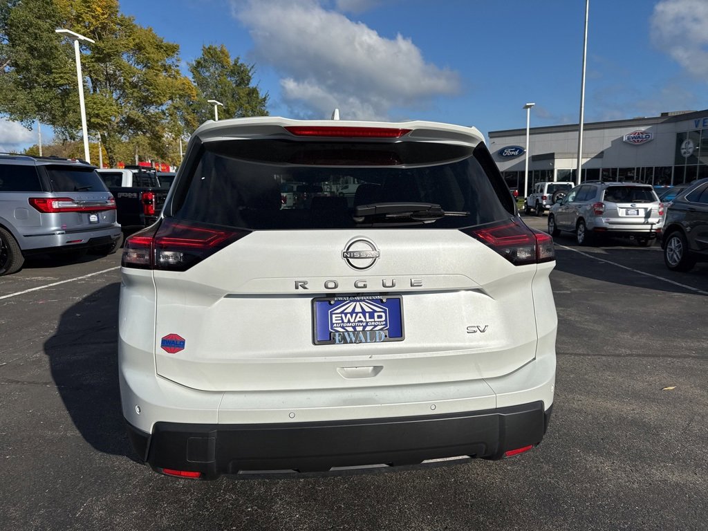 Used 2024 Nissan Rogue SV image 15
