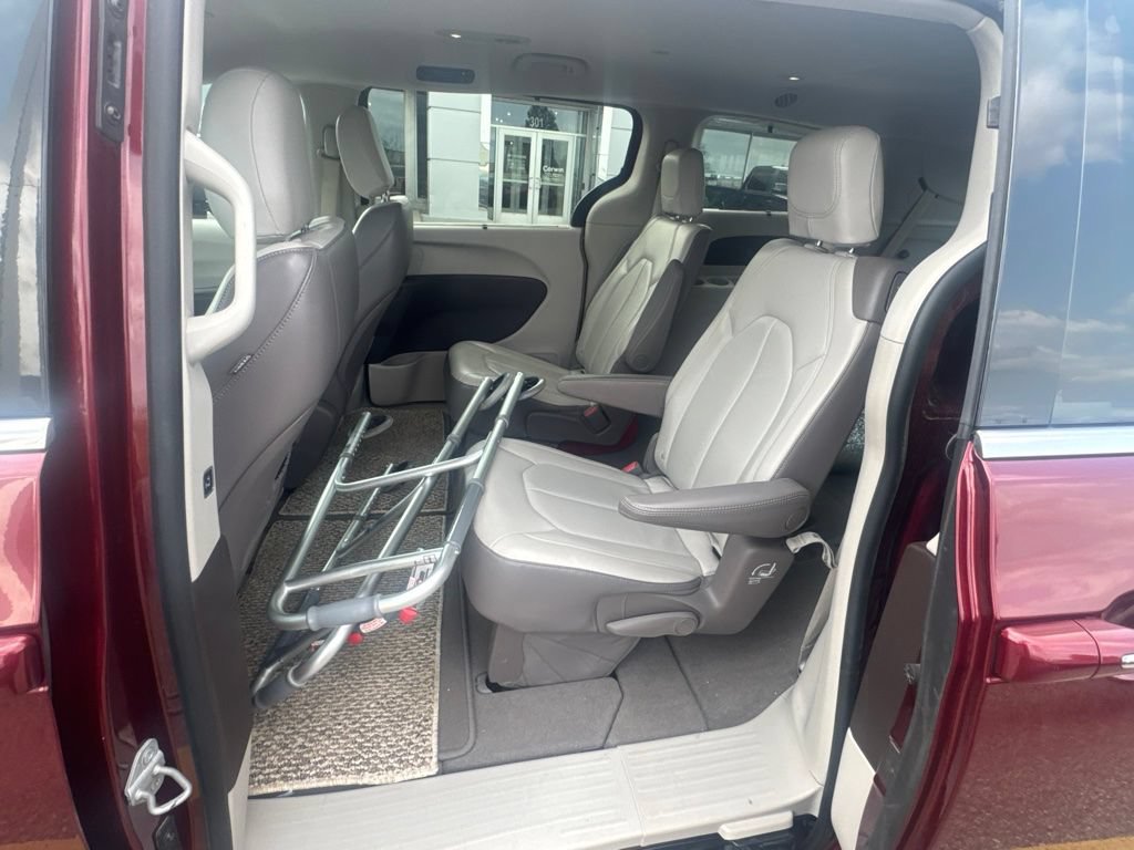 Used 2017 Chrysler Pacifica Touring-L FWD image 13