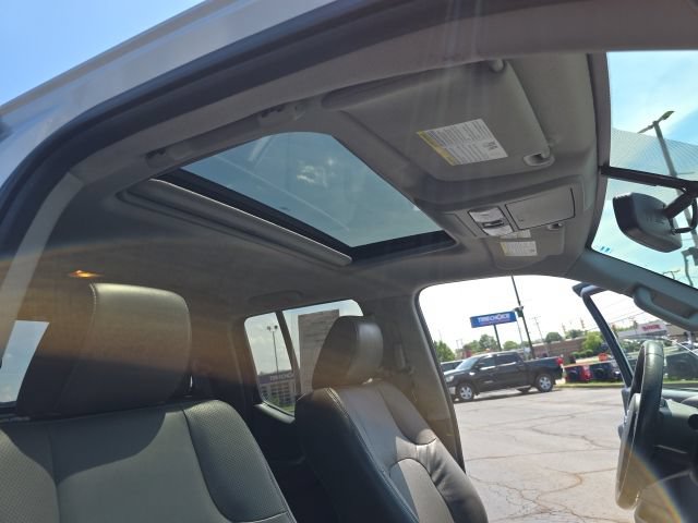 Used 2015 Nissan Frontier SL w/ Moonroof Package AWD/4WD image 38