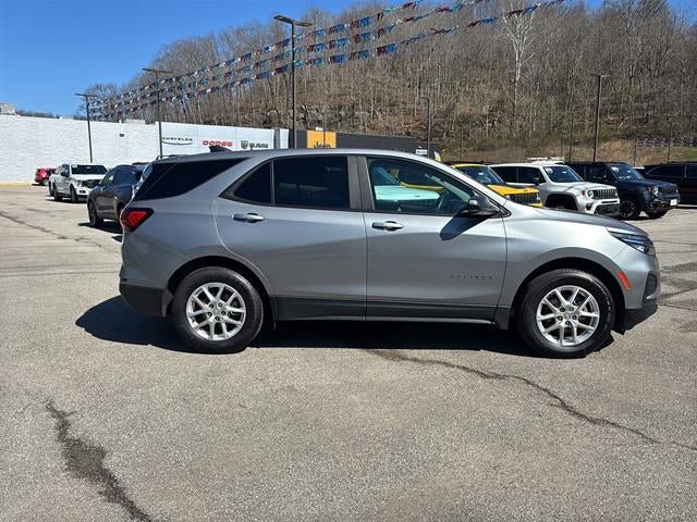 Used 2023 Chevrolet Equinox LS w/ LS Convenience Package AWD/4WD image 4