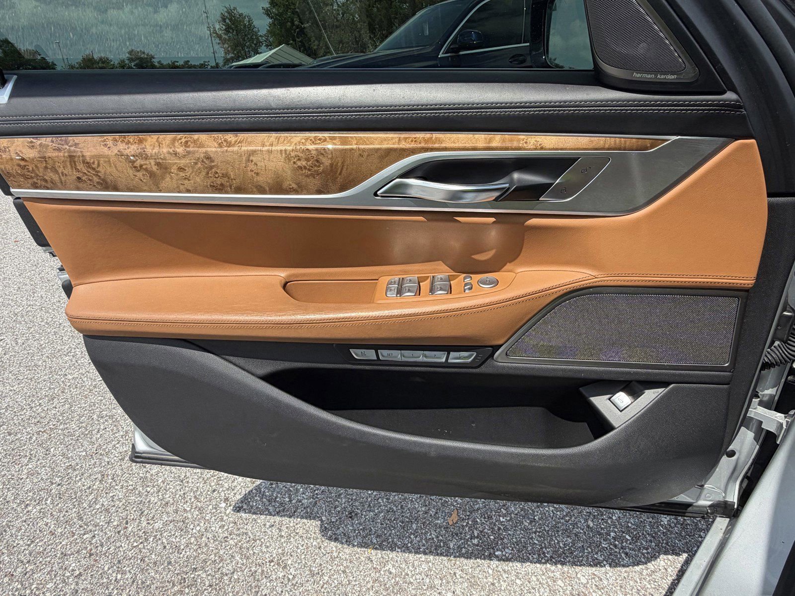 Used 2017 BMW 750i image 40