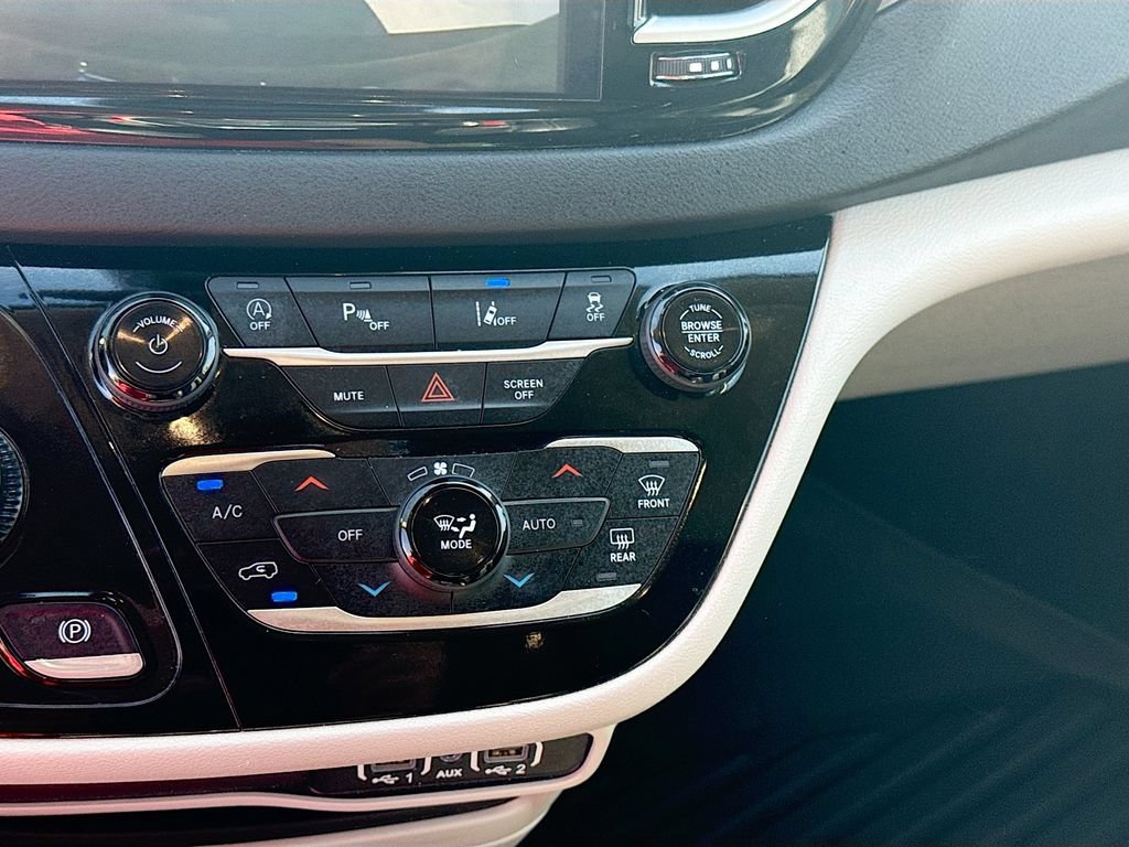 Used 2024 Chrysler Pacifica Touring-L FWD image 16