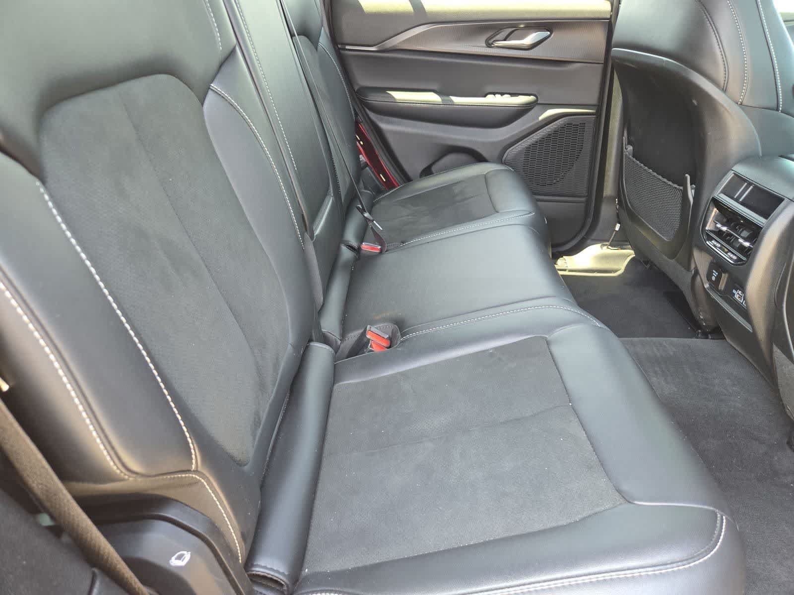 Used 2025 Jeep Grand Cherokee Altitude RWD image 19