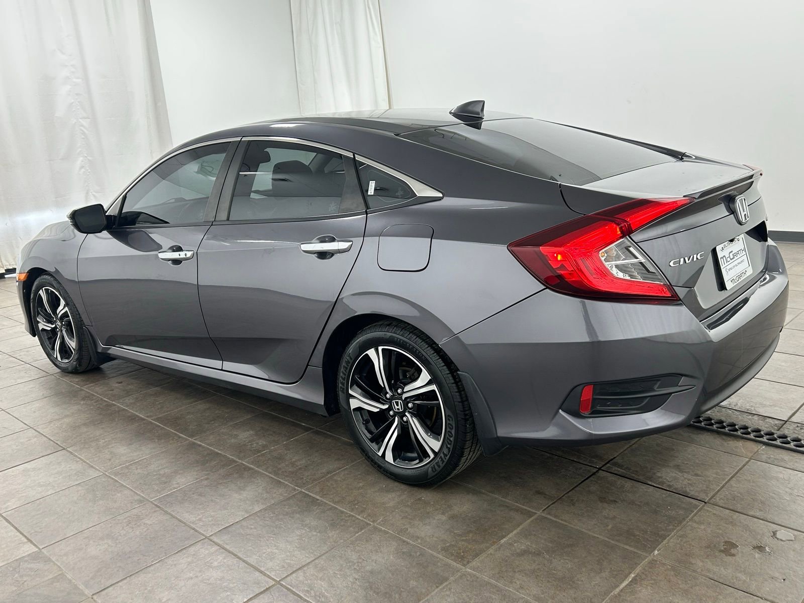 Used 2017 Honda Civic Touring image 3