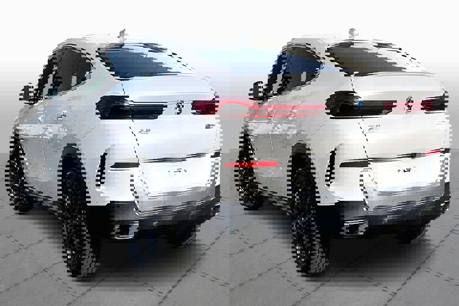 Used 2022 BMW X6 xDrive40i w/ Executive Package image 12