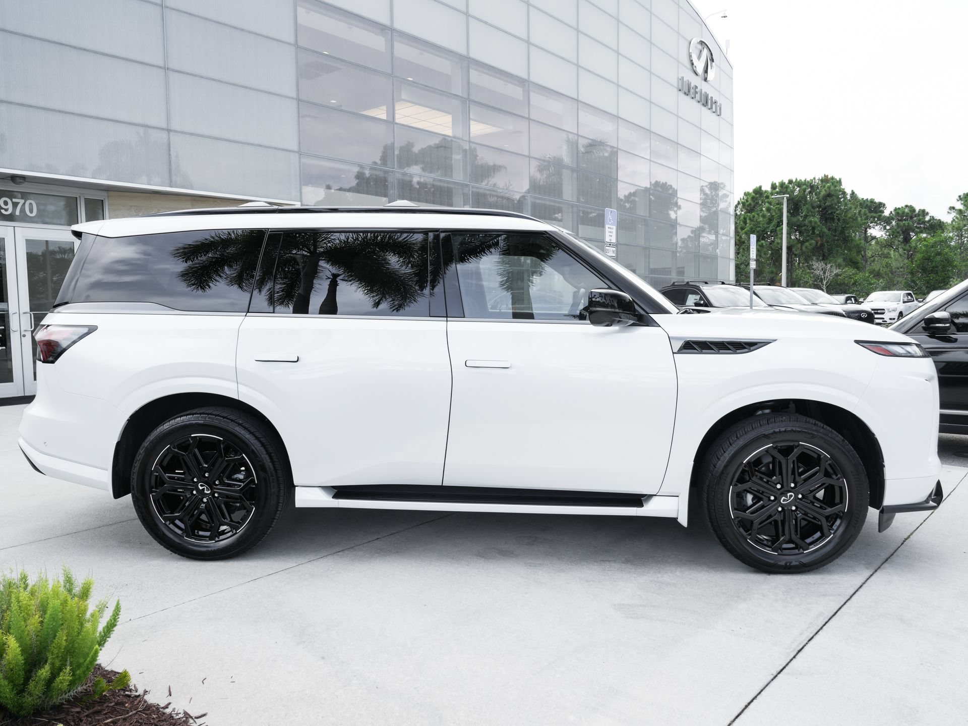 Certified 2026 INFINITI QX80 4WD w/ Sport Exterior Package image 25