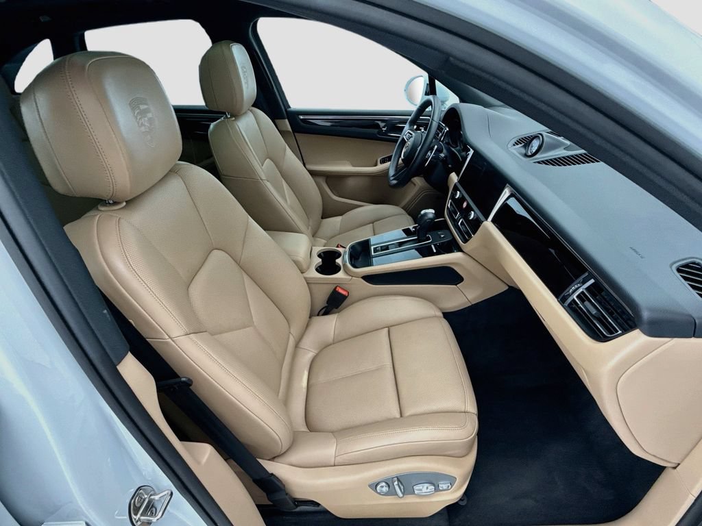 Certified 2025 Porsche Macan AWD/4WD image 21