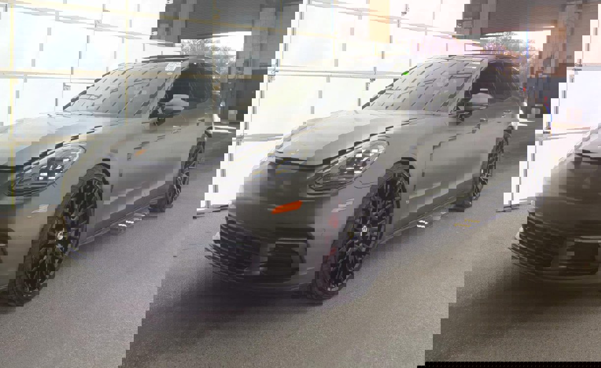 Used 2018 Porsche Panamera 4 image 1
