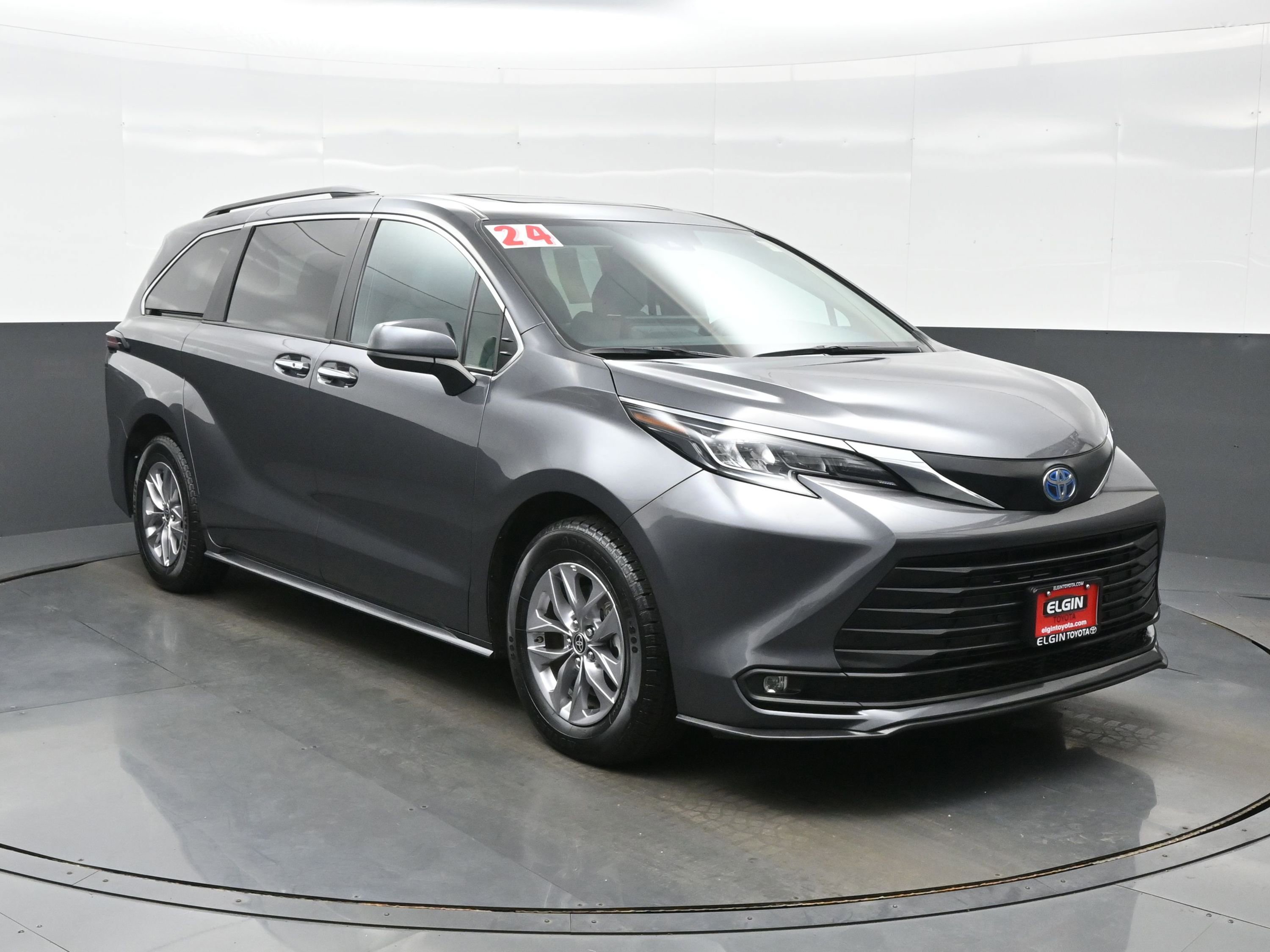 Used 2025 Toyota Sienna XLE FWD image 8