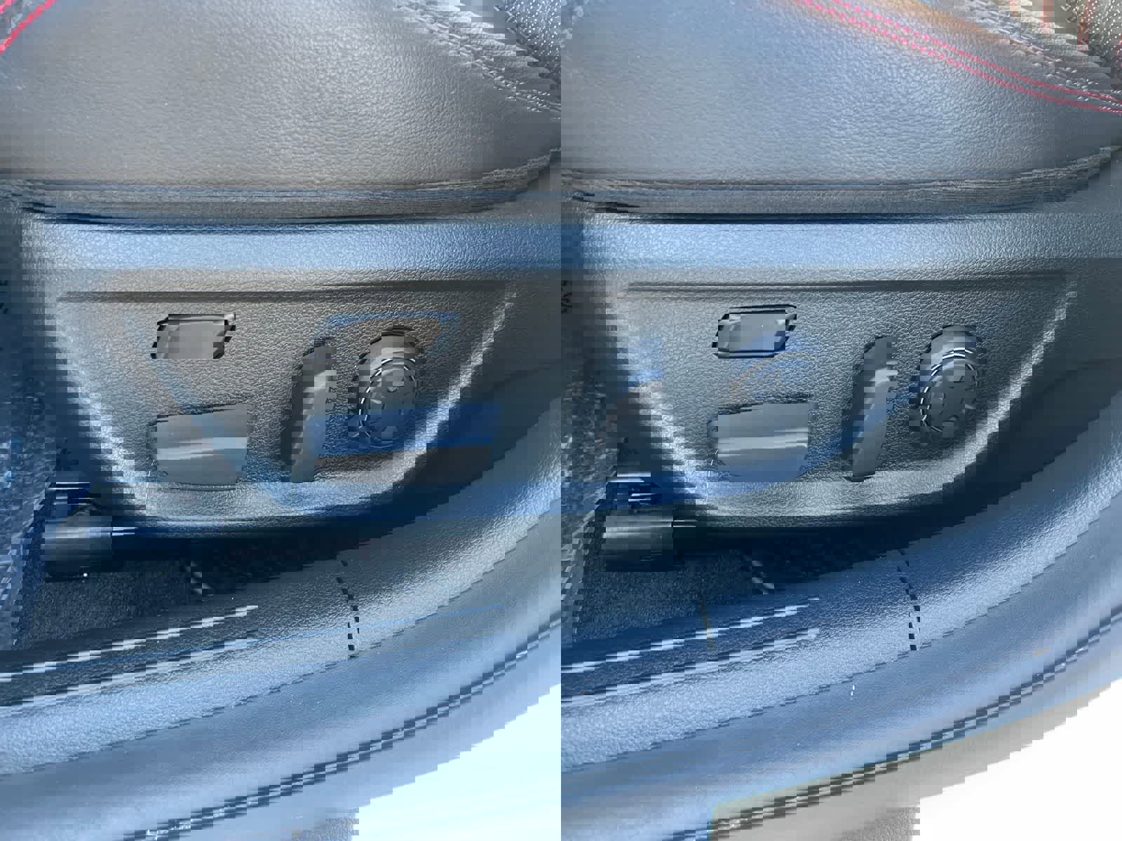 Used 2025 Genesis G70 3.3T Advanced image 10