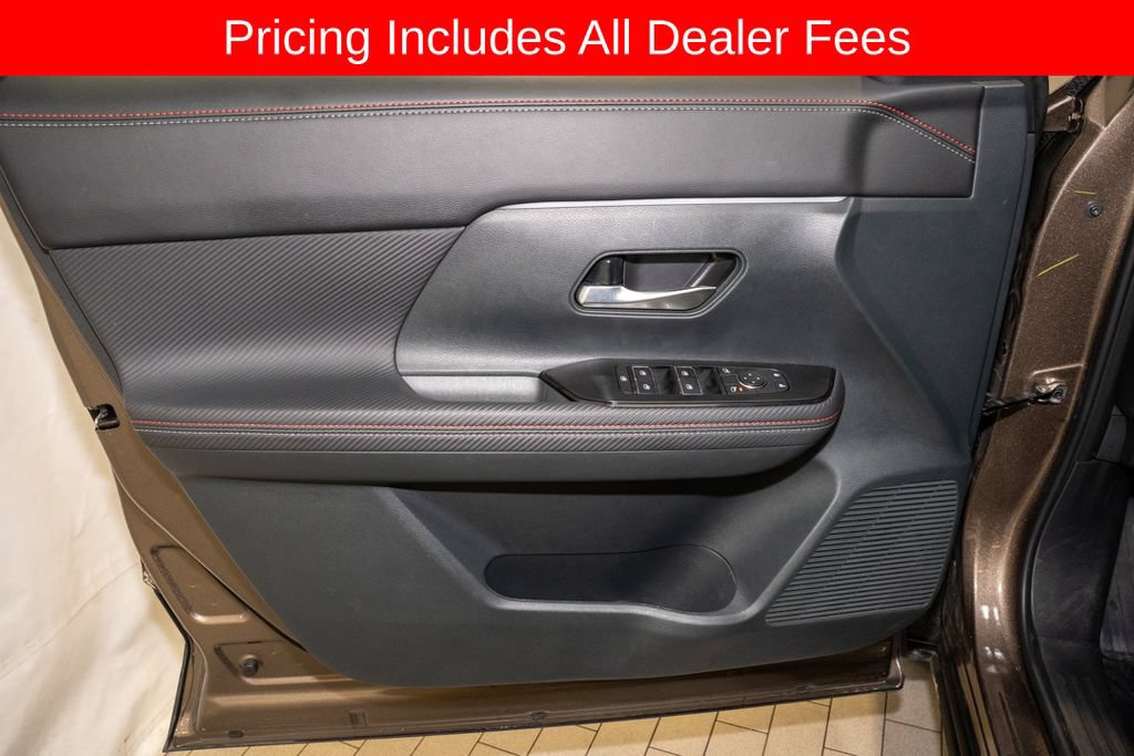 Used 2025 Nissan Kicks SR AWD/4WD image 11