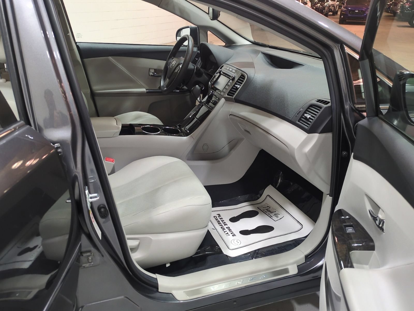 Used 2015 Toyota Venza LE FWD image 9