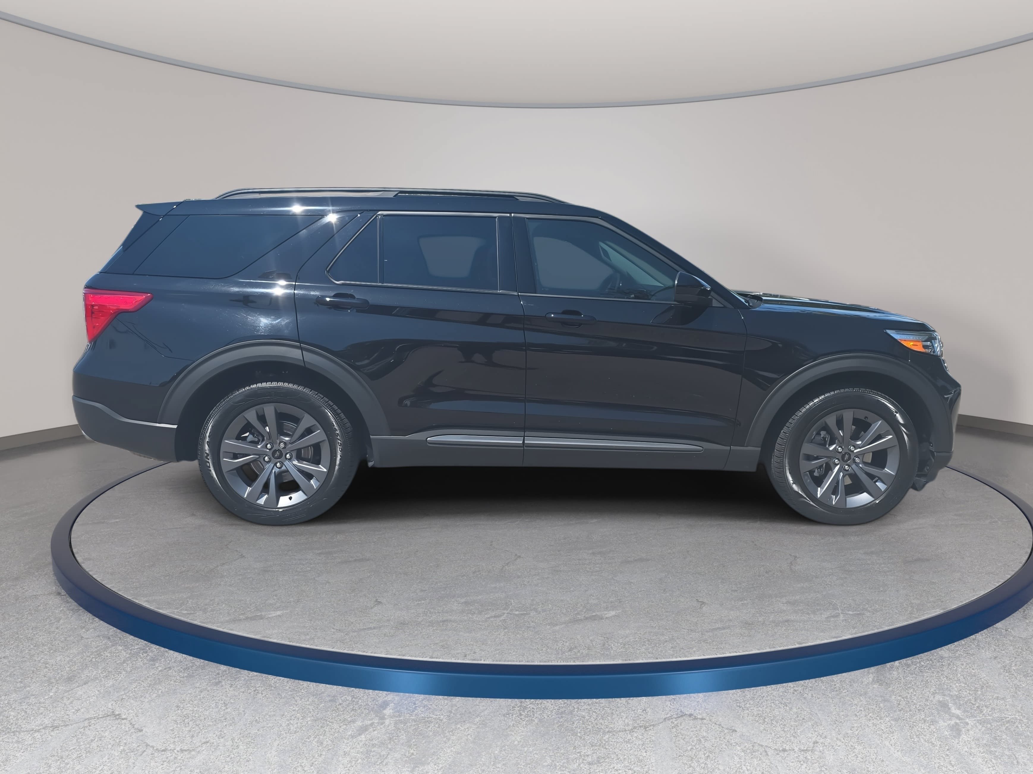 Used 2023 Ford Explorer XLT w/ Equipment Group 202A AWD/4WD image 4