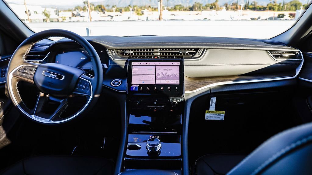 New 2025 Jeep Grand Cherokee Limited w/ Black Appearance Package image 13