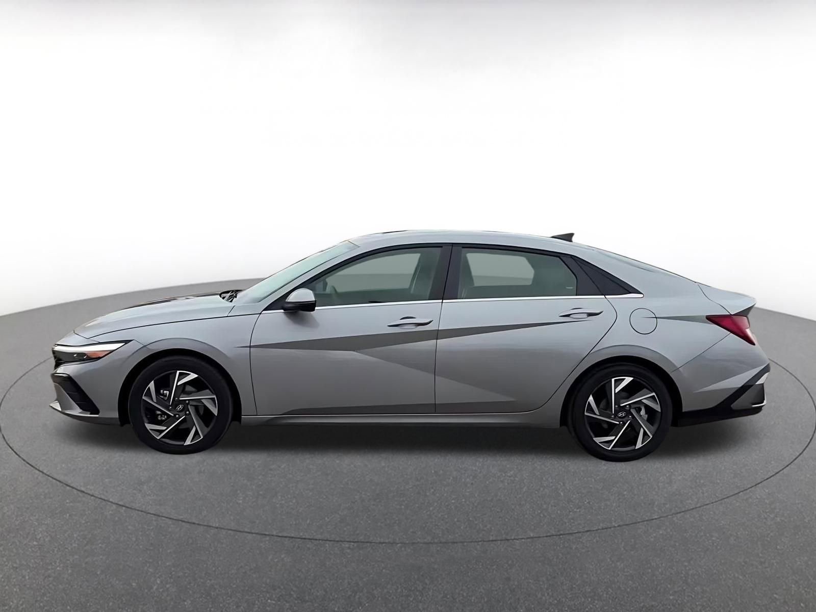 Used 2025 Hyundai Elantra Limited image 9