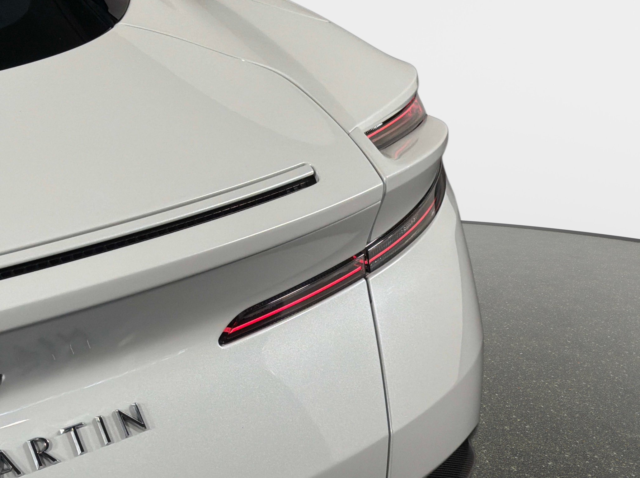 Used 2024 Aston Martin DB12 Coupe RWD image 10
