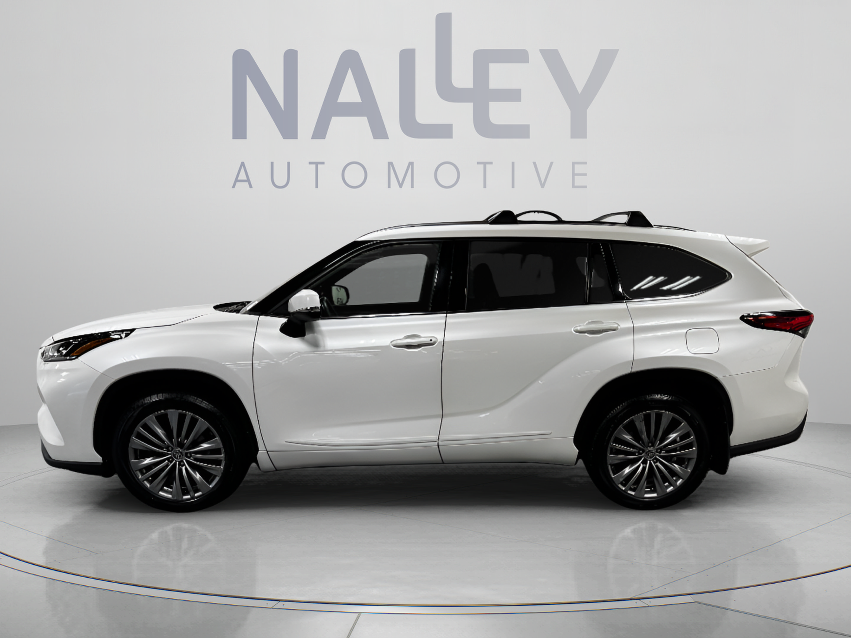 Used 2021 Toyota Highlander Platinum AWD/4WD image 2