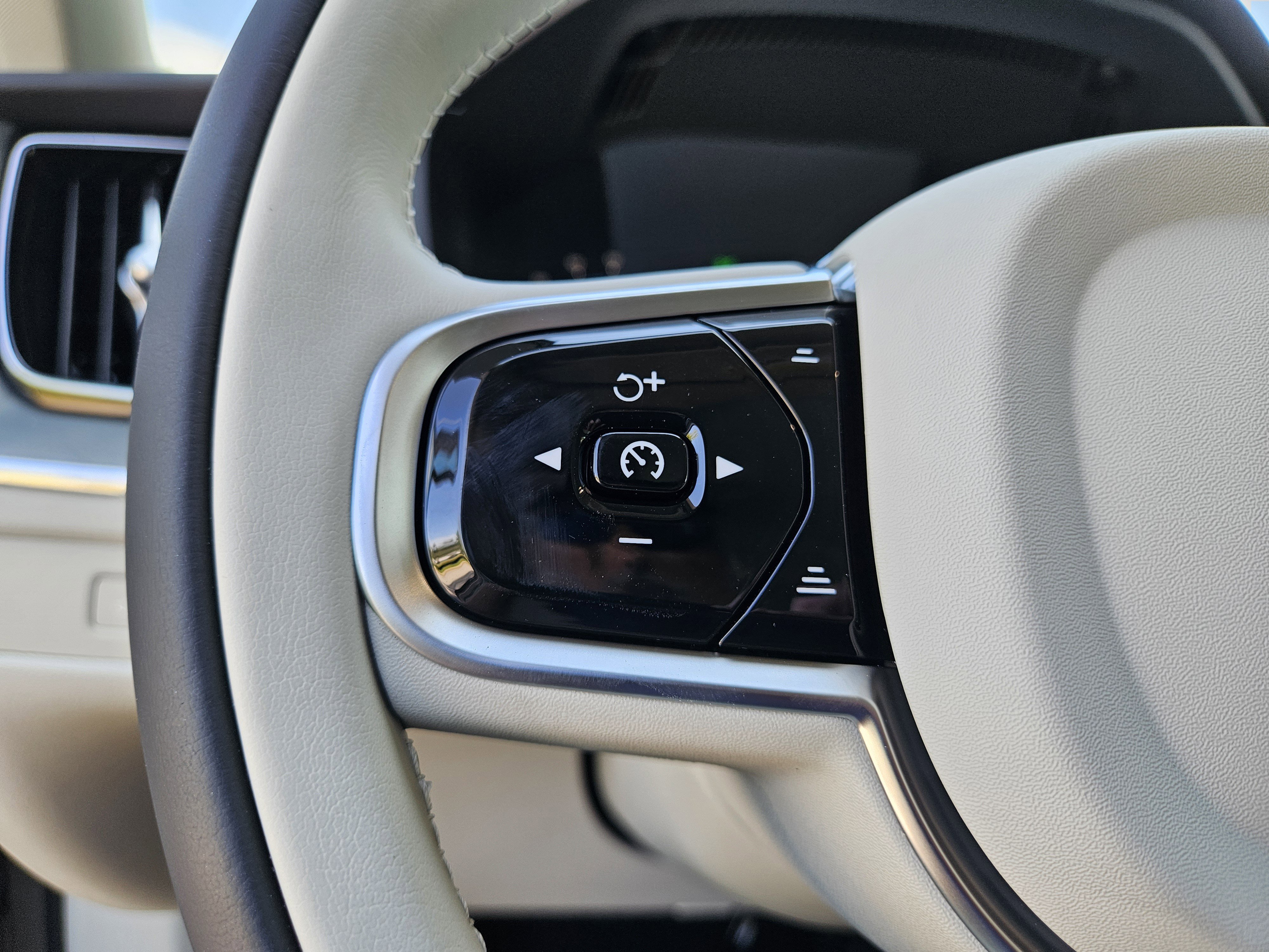 New 2025 Volvo XC60 B5 Plus w/ Protection Package Premier image 31