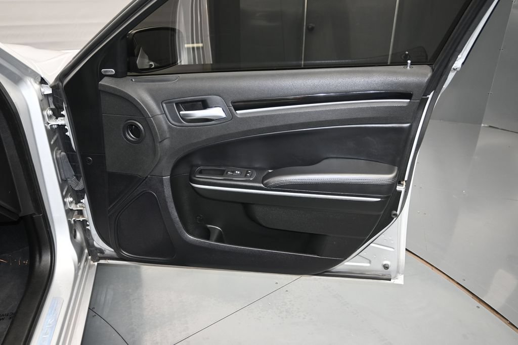 Used 2023 Chrysler 300 Touring w/ Safetytec Plus Group RWD image 17