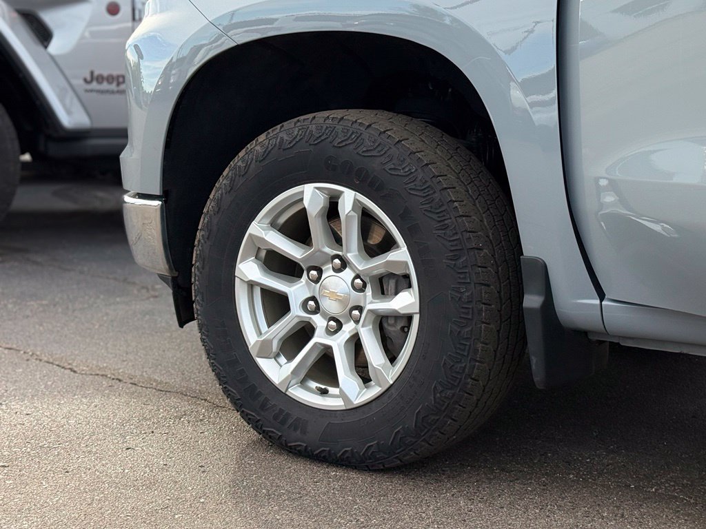Used 2024 Chevrolet Silverado 1500 LT AWD/4WD image 37