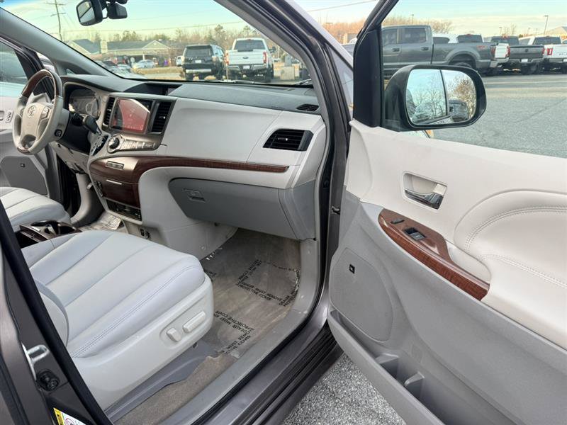 Used 2013 Toyota Sienna Limited w/ Premium Pkg FWD image 9