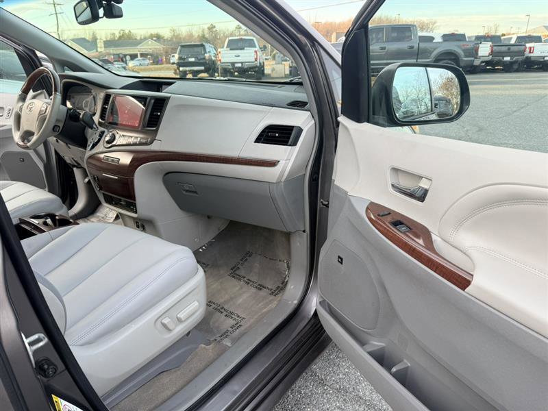 Used 2013 Toyota Sienna Limited w/ Premium Pkg image 9