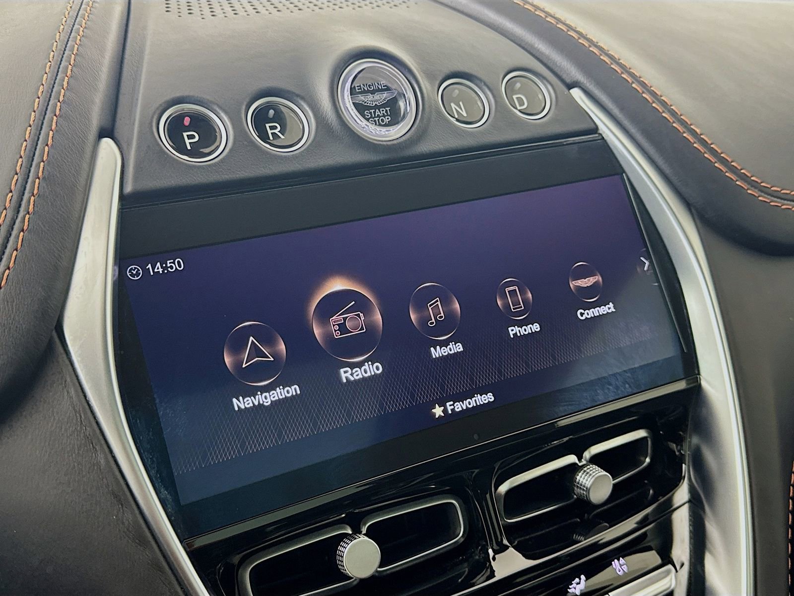 Used 2022 Aston Martin DBX image 13