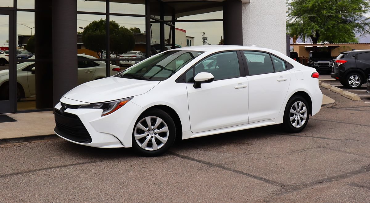 Used 2023 Toyota Corolla LE FWD image 3