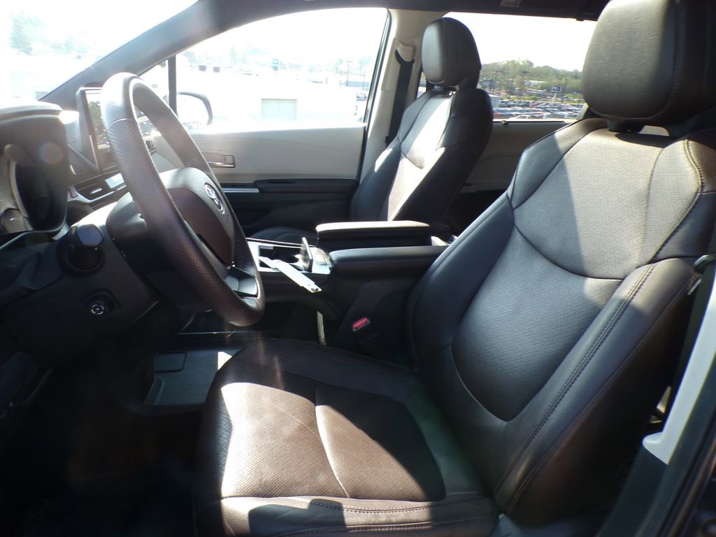 Used 2021 Toyota Sienna Platinum AWD/4WD image 13