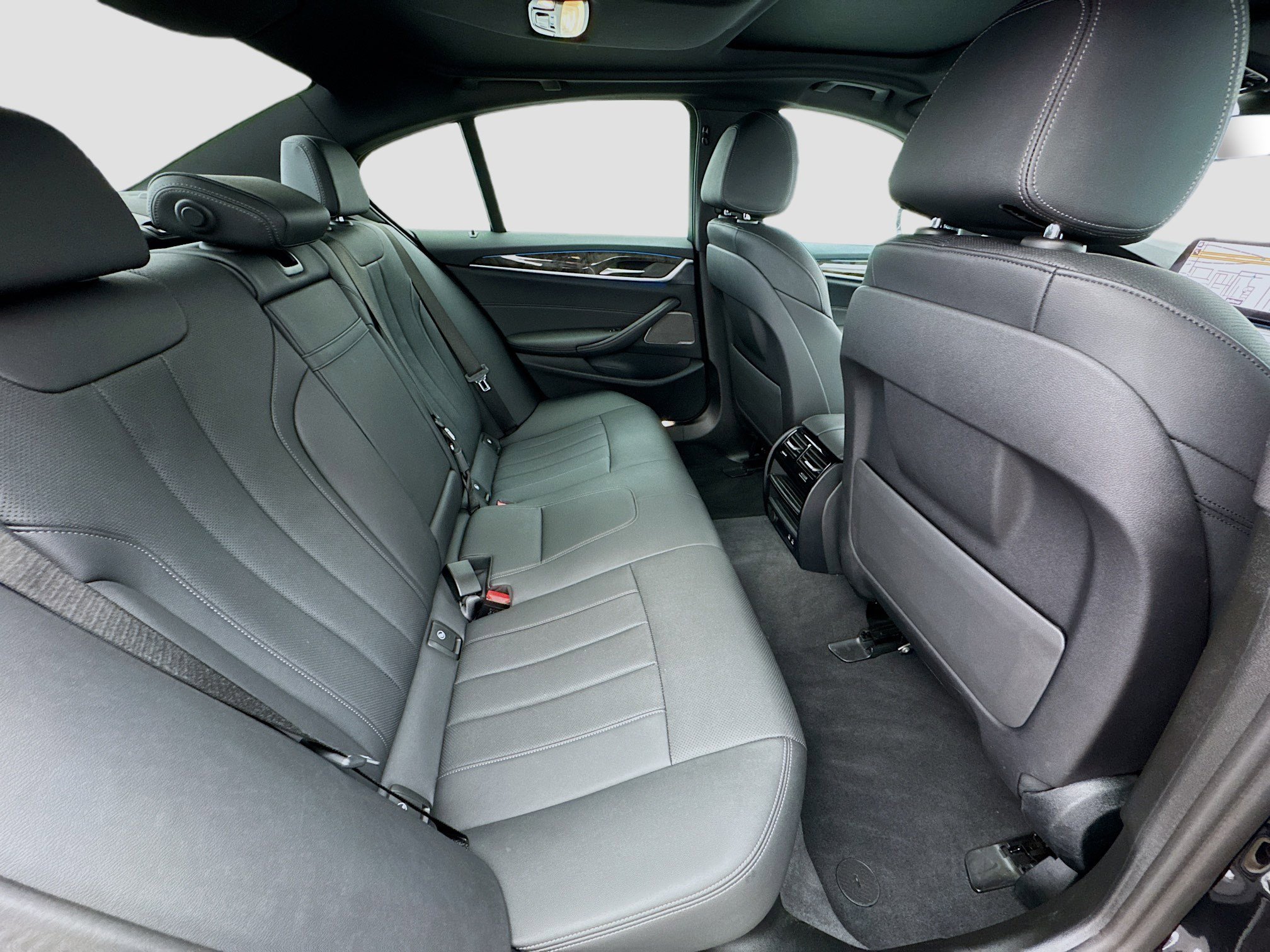 Used 2023 BMW 530e w/ Premium Package image 18