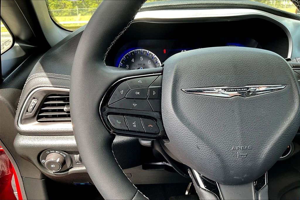 Used 2025 Chrysler Pacifica Limited image 13