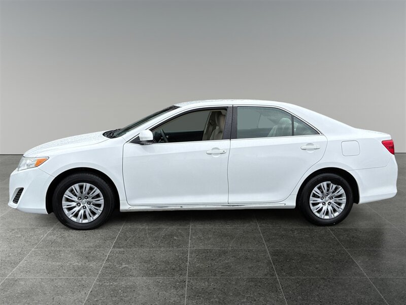 Used 2013 Toyota Camry LE FWD image 2