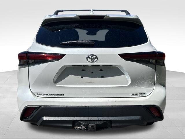 Used 2022 Toyota Highlander XLE AWD/4WD image 4