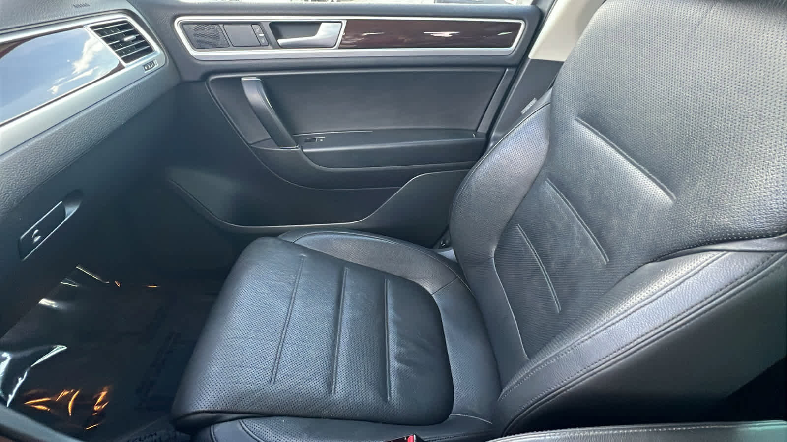 Used 2016 Volkswagen Touareg TDI image 12