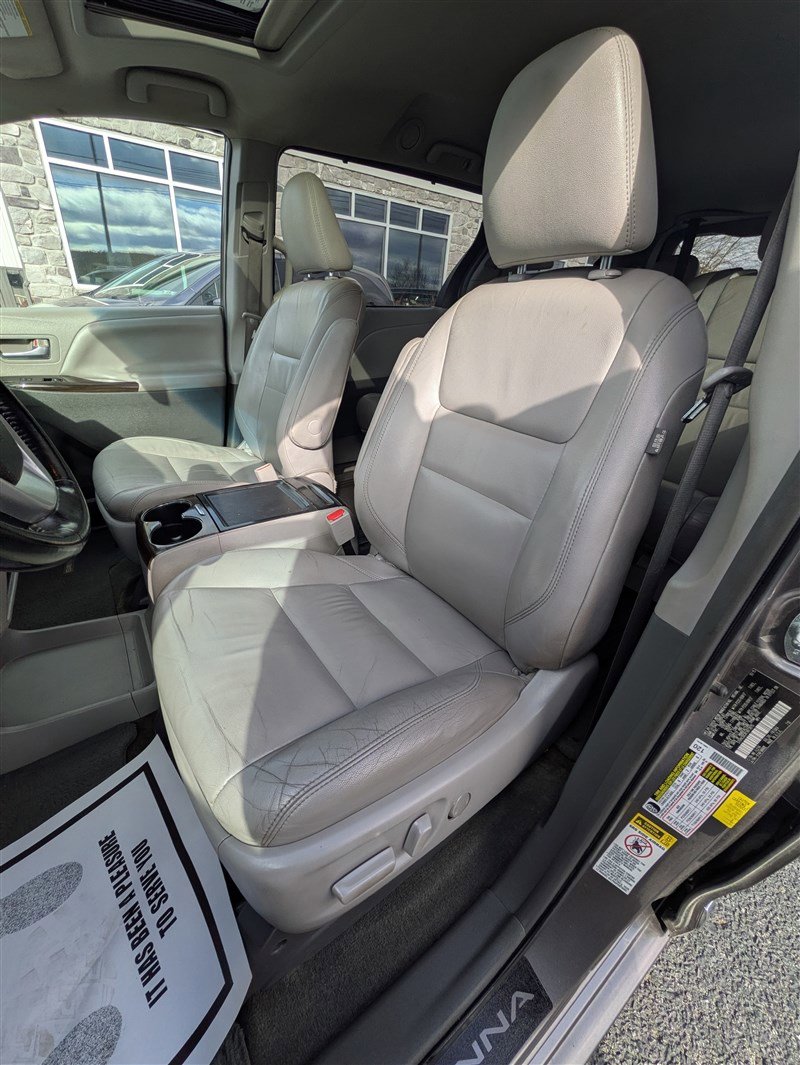 Used 2015 Toyota Sienna XLE w/ XLE Navigation Package image 13