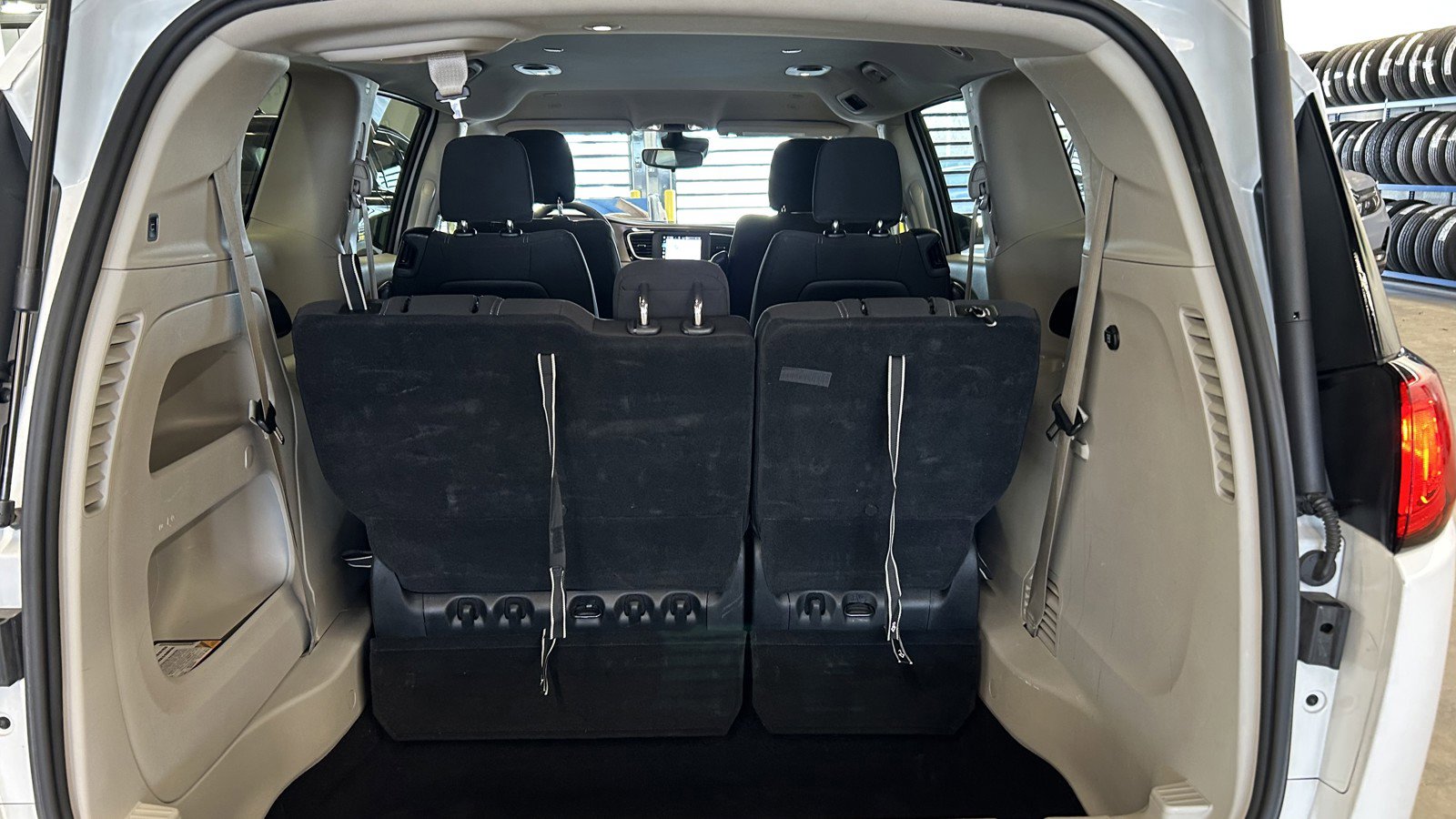 Used 2023 Chrysler Voyager LX image 15