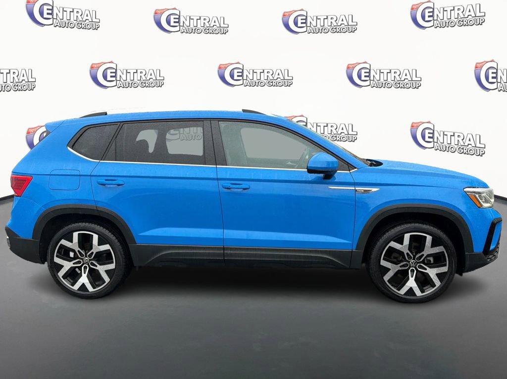 Used 2022 Volkswagen Taos SEL w/ Panoramic Sunroof Package image 4