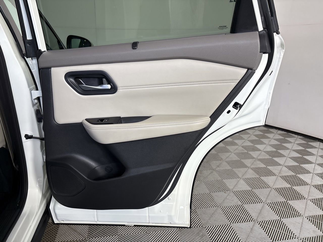 Used 2023 Nissan Rogue SL w/ SL Premium Package image 27