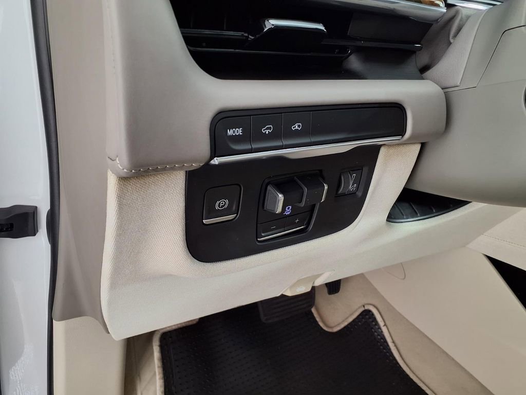 Used 2022 Cadillac Escalade Premium Luxury Platinum RWD image 25