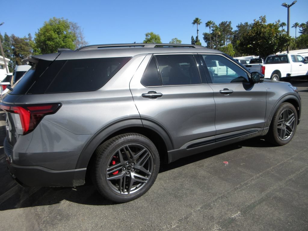 Used 2026 Ford Explorer ST-Line w/ ST-Line Street Pack RWD image 3