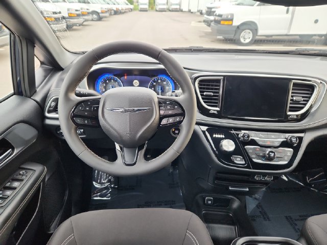 Used 2024 Chrysler Pacifica Touring FWD image 23