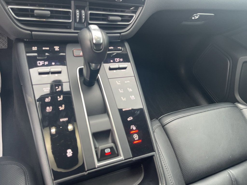 Used 2024 Porsche Macan Turbo image 25